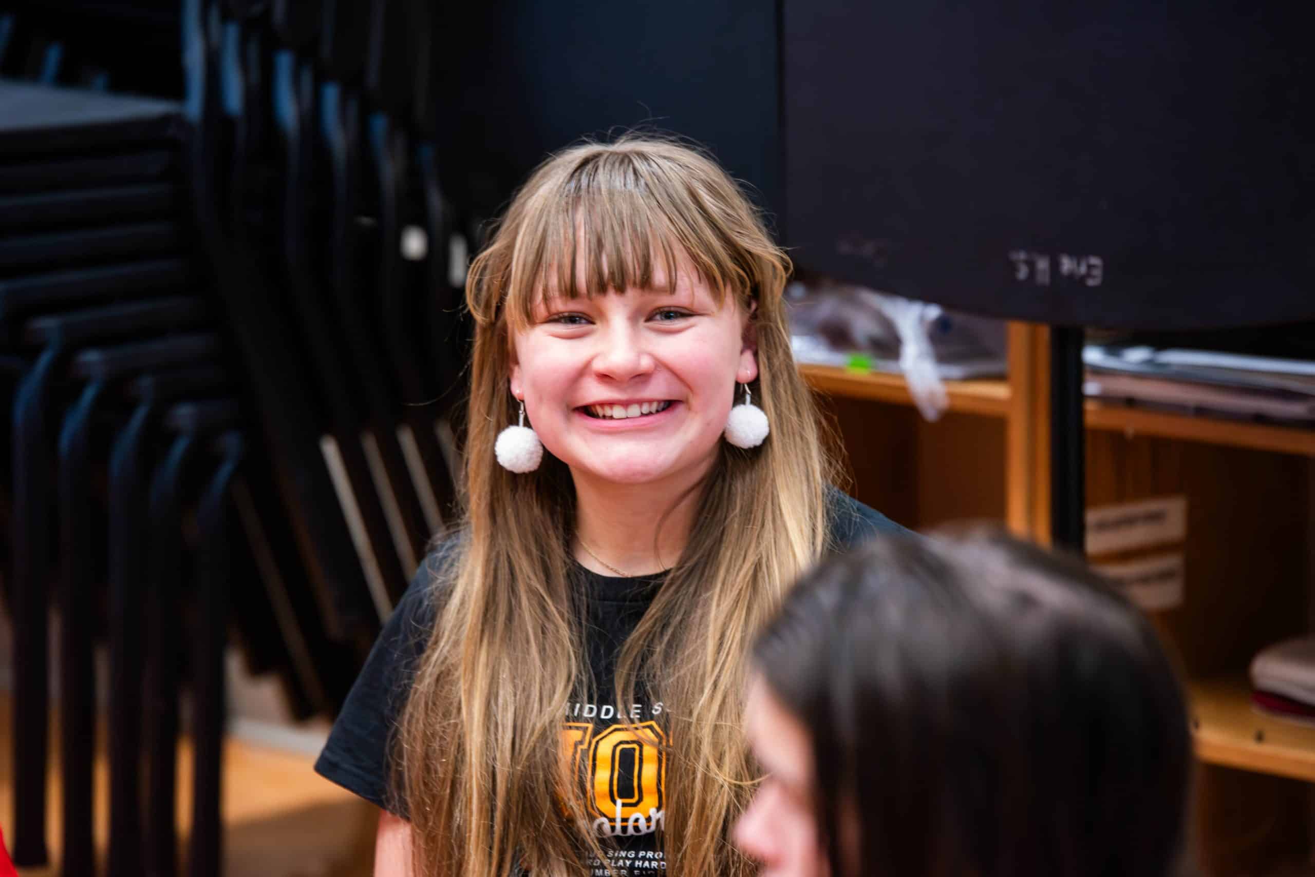 Una alumna sonríe durante un taller de teatro en el Día del Teatro