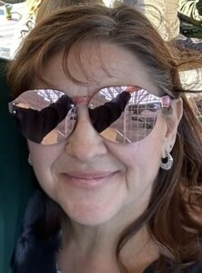 picture of lady wearing sunglasses